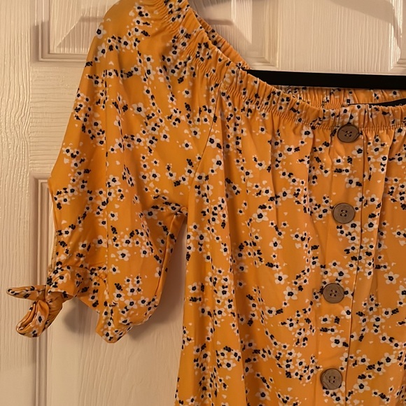 Off the shoulder yellow sundress - Picture 2 of 5